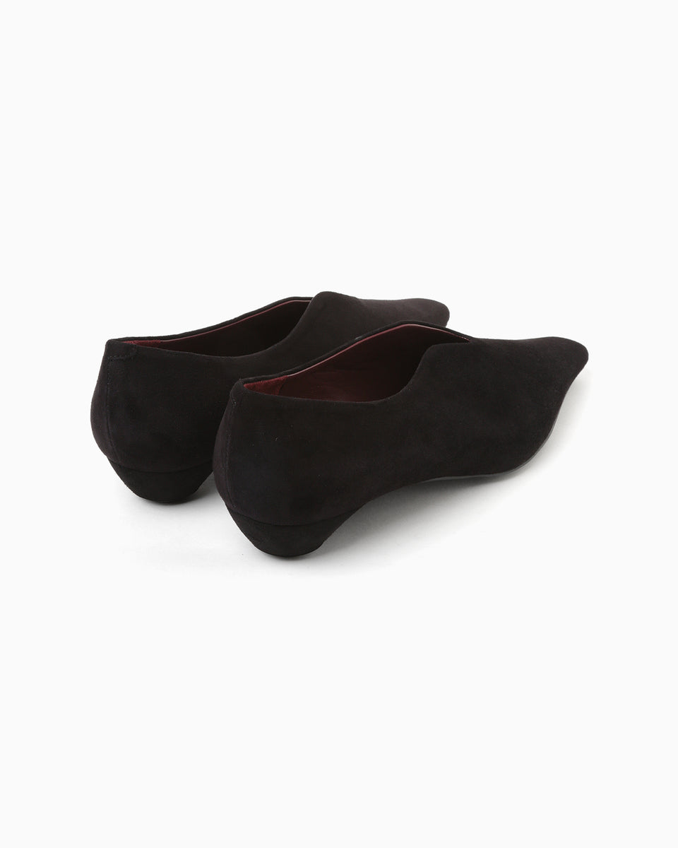 Curved Line Low Heel Suede Pumps - black - Mame Kurogouchi