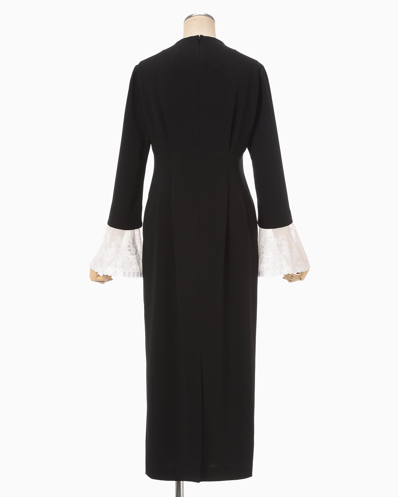 黒松 Triacetate Georgette Embroidered Cuffs I-Line Dress - black