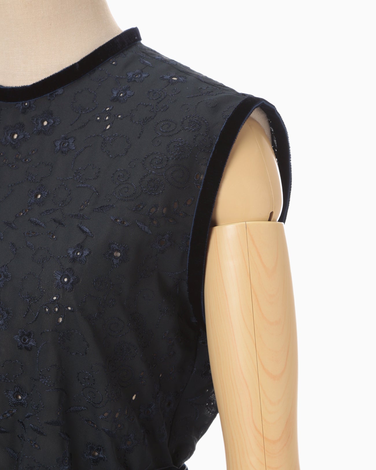 Triacetate Georgette Floral Embroidery Sleeveless Top - navy 
