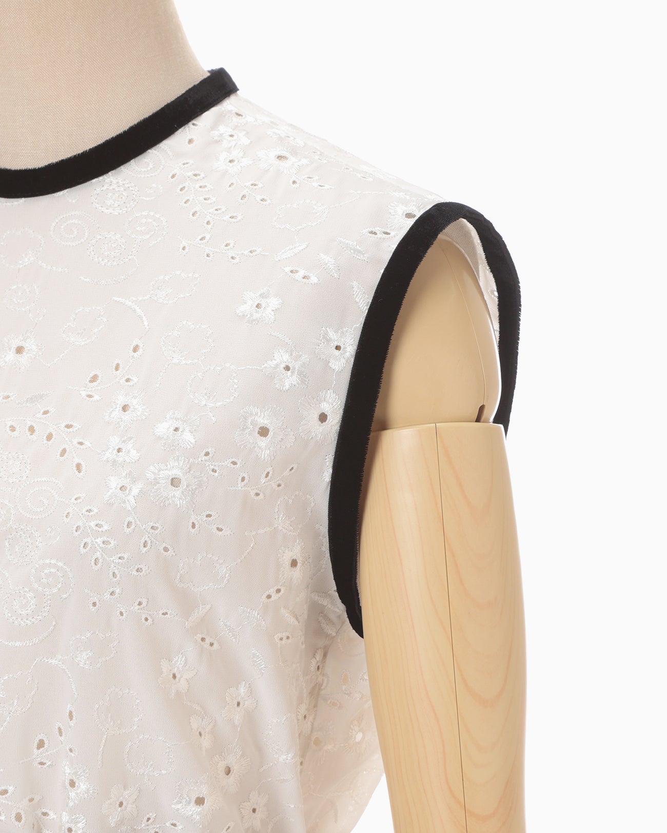 Triacetate Georgette Floral Embroidery Sleeveless Top - white 