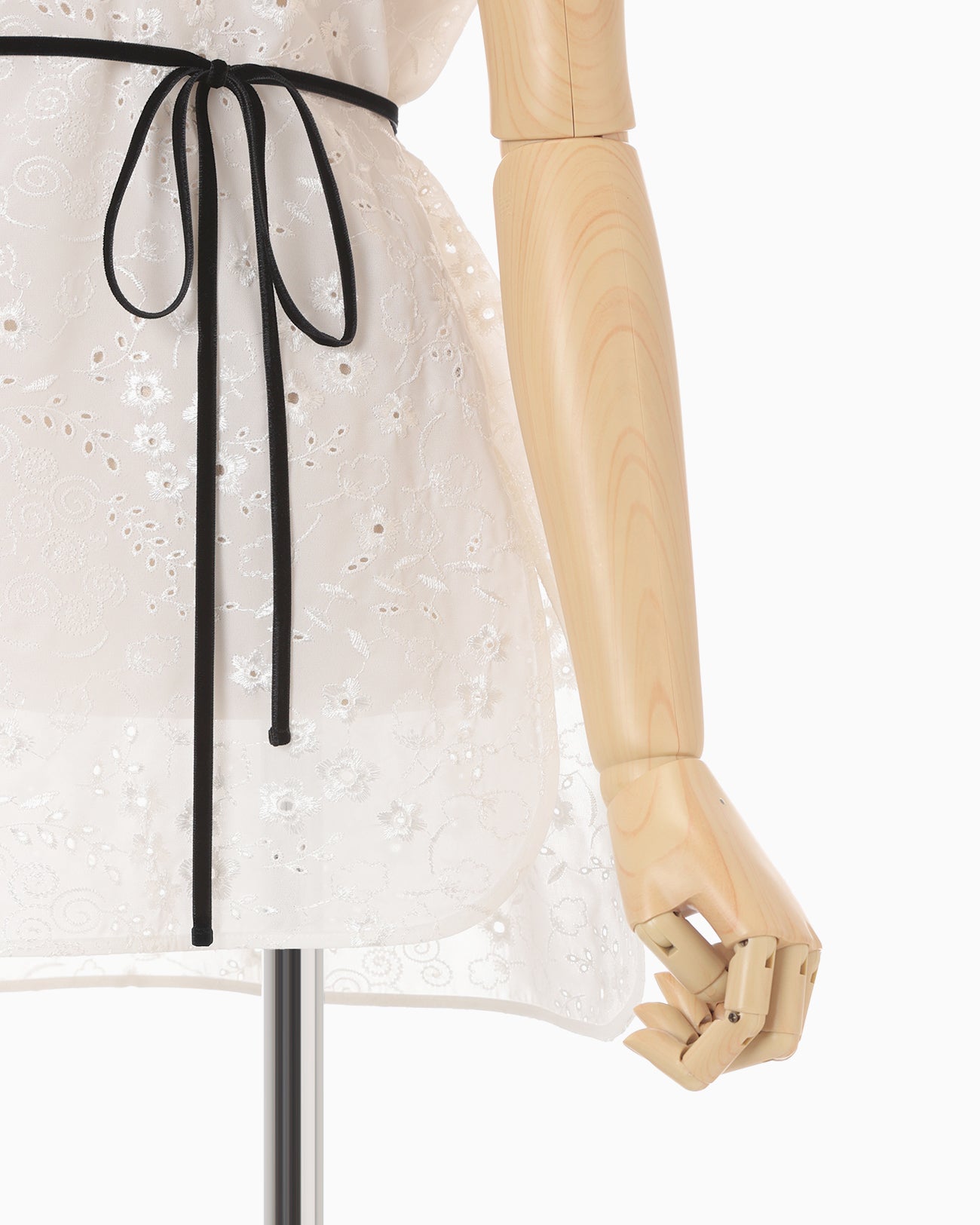 Triacetate Georgette Floral Embroidery Sleeveless Top - white 