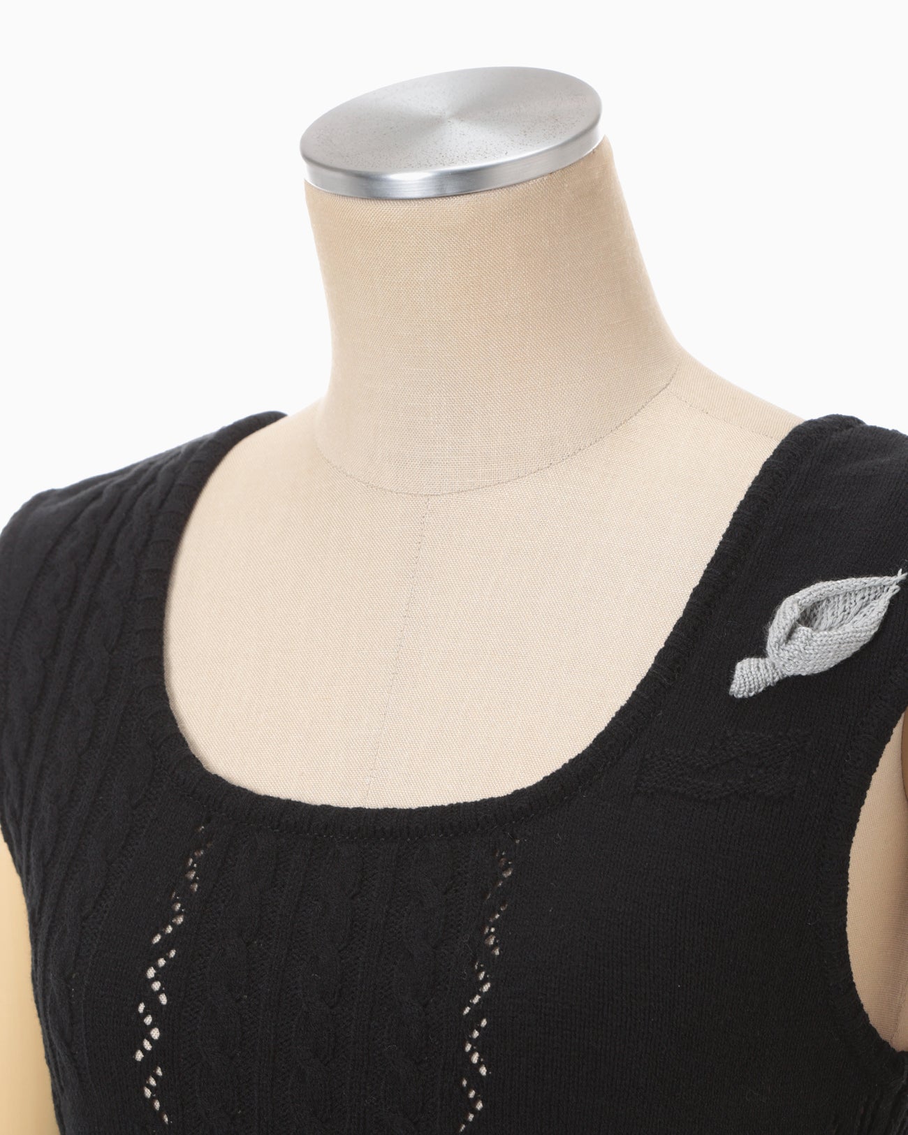 3D Floral Motif Sleeveless Knit Top - black - Mame Kurogouchi