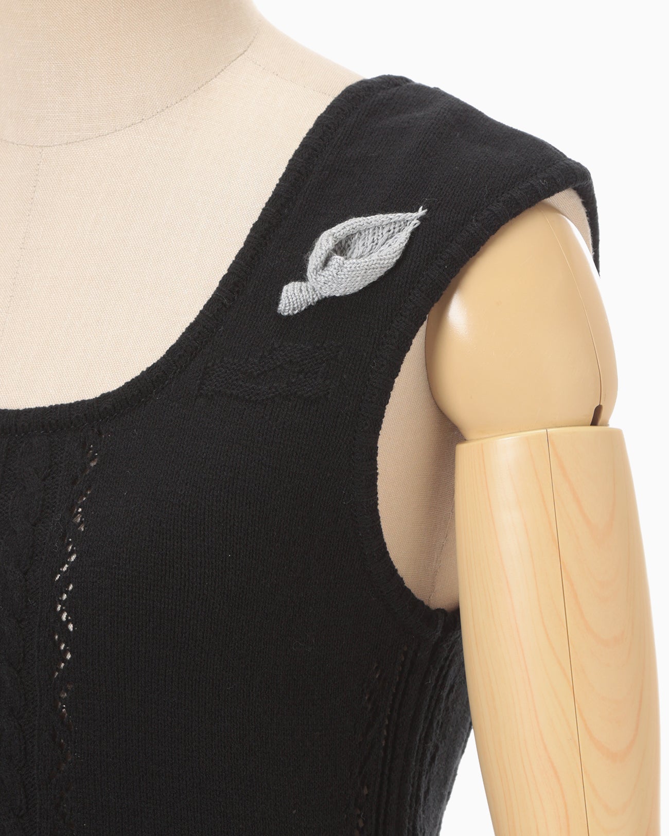 3D Floral Motif Sleeveless Knit Top - black - Mame Kurogouchi