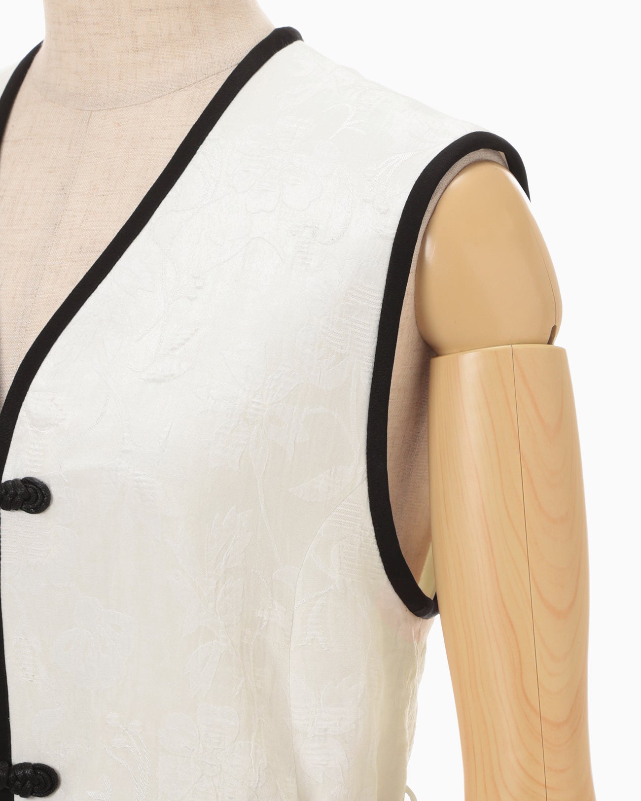 Raised Jacquard Frog Button Vest - ecru - Mame Kurogouchi