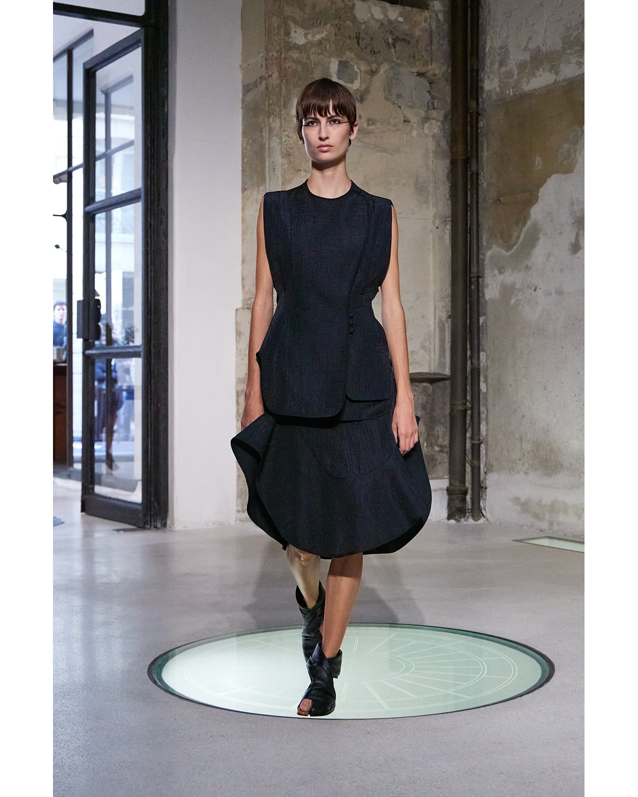 Grain Finish Asymmetric Skirt - black