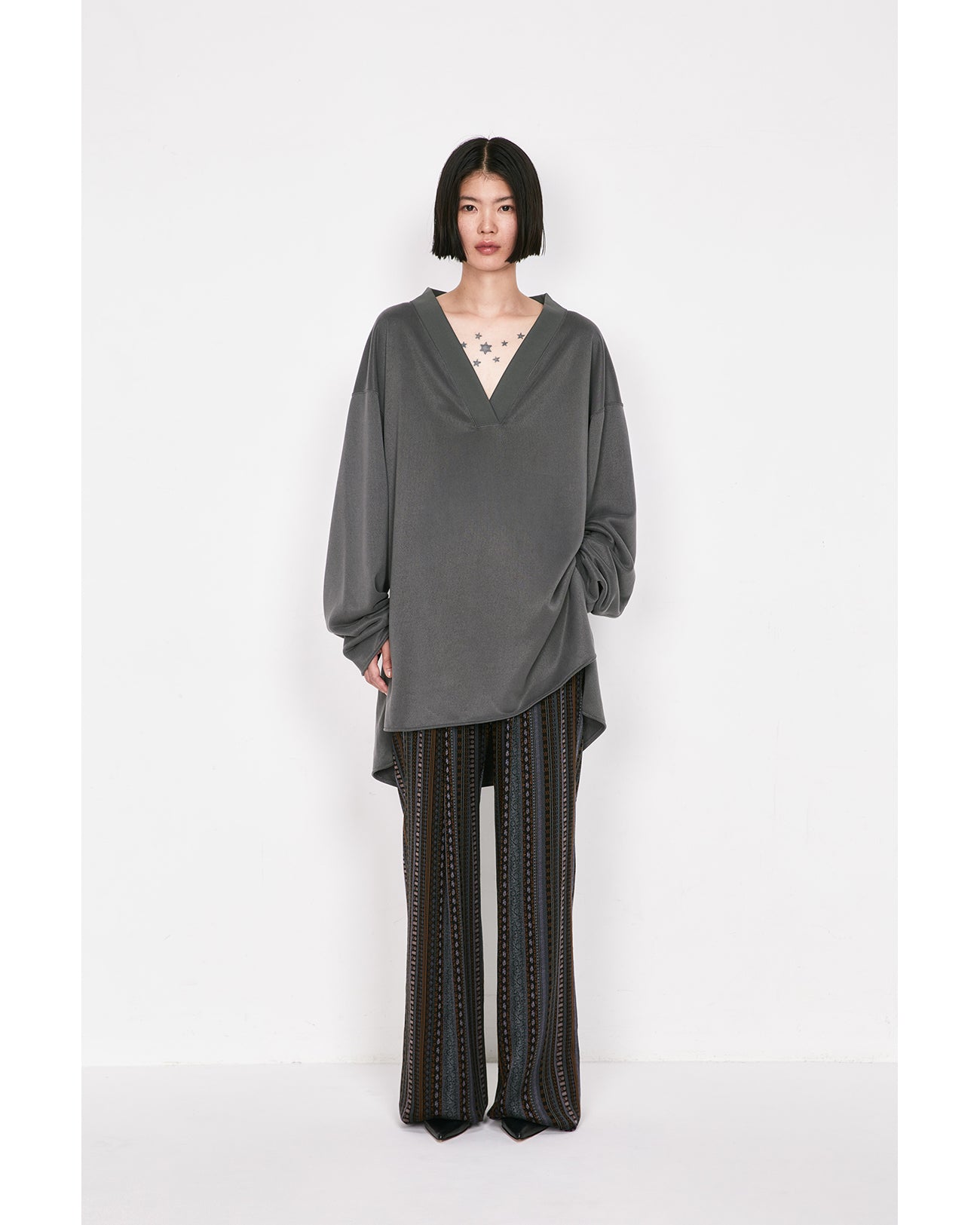 人気アイテムランキング(新品)  navy - Sweatshirt Relaxed V-Neck - Kurogouchi Mame アクセサリー